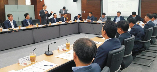 한국산업단지공단 대구경북지역본부(본부장 권기용) 대경권기업성장지원센터(센터장 김사홍)가 중소기업 금융 애로 해소를 위해 백승균 구일엔지니어링 대표를 비롯한 중소기업 CEO 등 20여 명을 초대한 가운데 25일 '금융사랑방' 모임을 가졌다.  대경권기업성장지원센터 제공